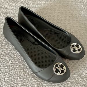 NWOT CROCS WOMEN’S FLATS SIZE 6 - GRAY